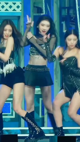 Jenniefancans_2077 в LOOKY. #fyppp,#yejiitzy. FANCAM Itzy #fyppp [...