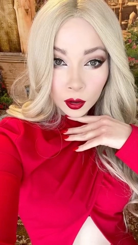 Victoria MUA Aimina в LOOKY. . Красное платье задаё...
