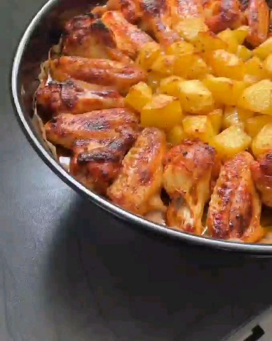 vkysno___prosto в LOOKY. #куриныекрылышки,#рецепты,#вкусныерецепты,#простыерецепты,#кулинария,#сытныеблюда,#блюдаизкурицы,#домашняяеда,#чтоприготовить,#готовимвместе,#фудблог,#блогоеде,#еданаLOOKY,#LOOKYеда. КУРИНЫЕ КРЫЛЫШКИ, ЗА...