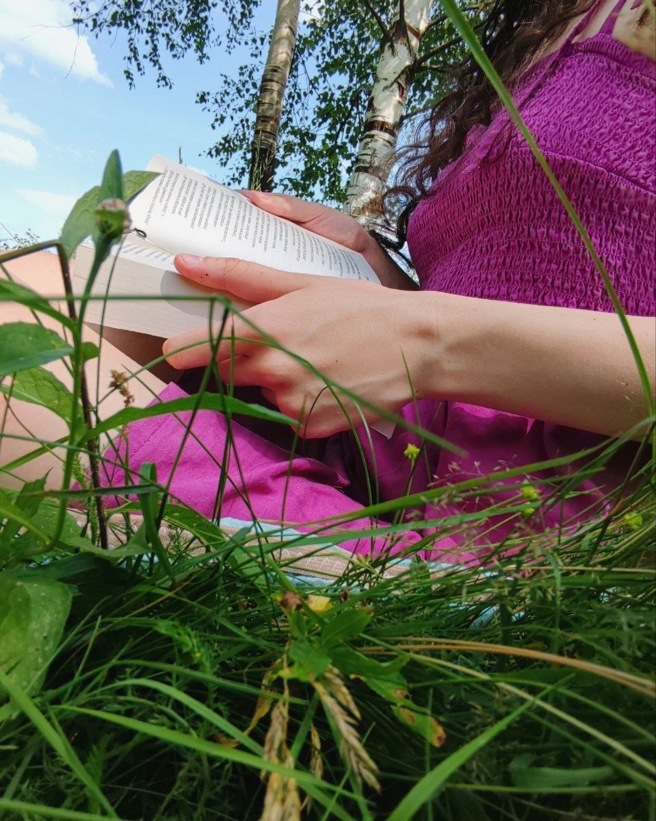 Романтично читаю на пикнике✨