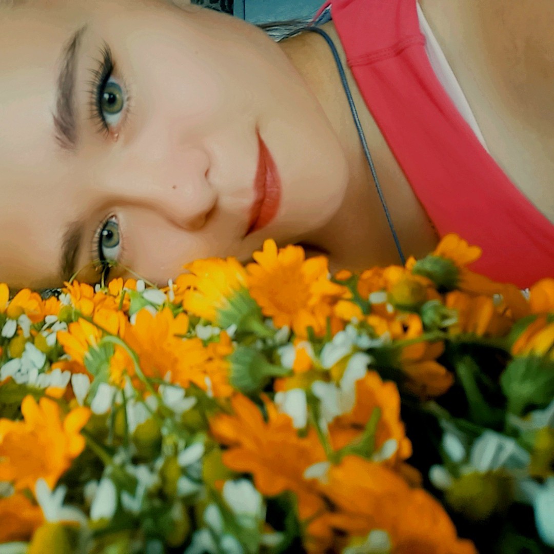 Lia Fleur in LOOKY