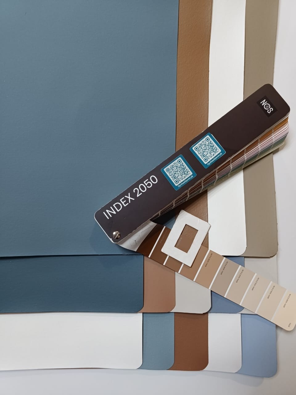  в LOOKY — Выкрасы цвета краски на картоне формата А3:
Dulux 70YY 83/03