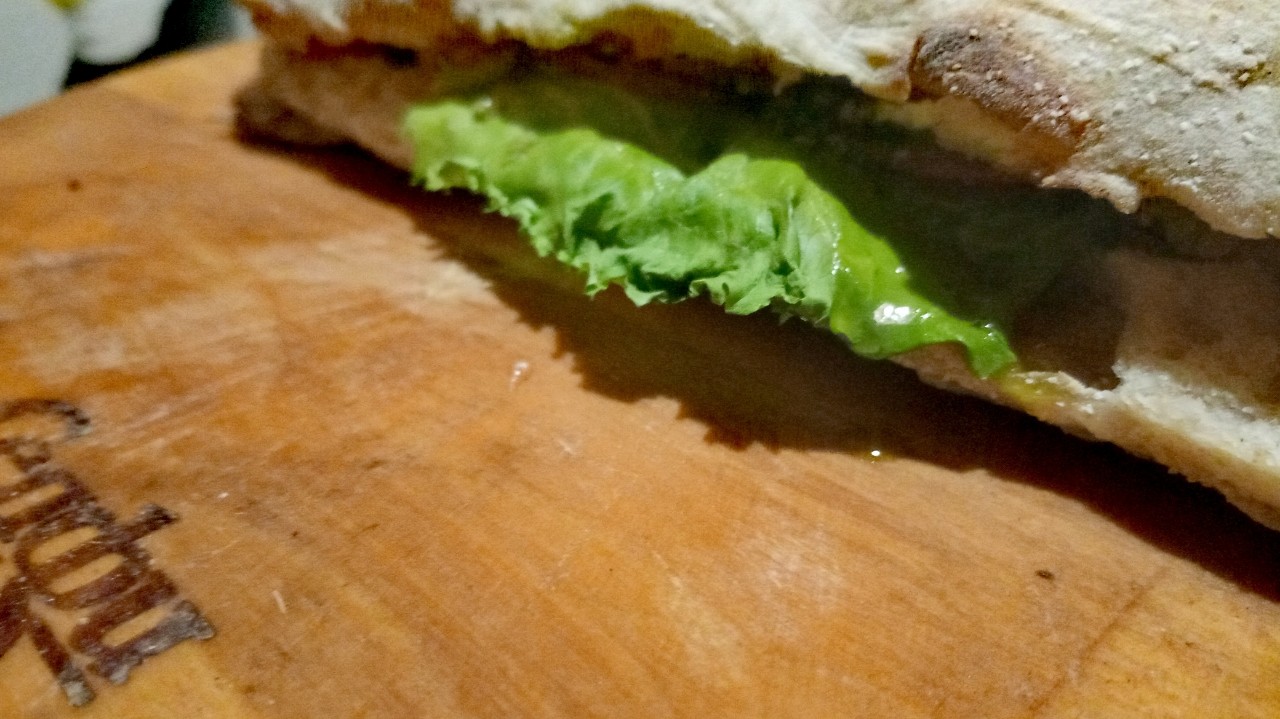 Скоро в нашем меню;

Panino с курицей и грибами.

Состав: чиабатта, грибы шампиньоны, курица, белый соус(сметанный) , лист салата, помидор, сыр творожный, соус песто.