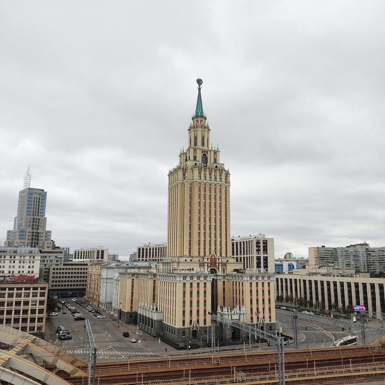 И ещё немного информации со смотровой площадки Казанского вокзала.

Виды на Москву с высоты башни Сююмбике Казанского вокзала.

Конечно, поспорили, кто где что увидел.

Под большим вопросом остался снимок 5 - что за "столбик" там между большими зданиями.
Мое предположение - Башня на Павелецком вокзале.

Каждый час проводятся экскурсии на башню: за 350 рублей вам дают аудиогид и вы в компании себе подобных поднимаетесь больше, чем на 150 ступенек (100 ступенек о считала честно, а потом мне стали мешать расспросами).

И ещё один момент для дам, желающих посетить данное мероприятие. 
Дресс-код не установлен, но моя рекомендация - брюки (шорты). Очень сильный ветер.
Я раз в кои годы одела платьице и по выходу на обзорную площадку сразу стала российской версией Мерилин Монро. Все спутники, особо хочется отметить женскую солидарность, забыли, зачем пришли, и бросились снимать меня со всех ракурсов. Так что... 🤭 Будьте предусмотрительны и  бдительны.

#прогулкипоМоскве #смотроваяплощадка #обзорнаяплощадка #Казанскийвокзал