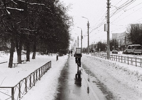 wettchinnikov в LOOKY. #wettschinnikov,#fed,#fed5b,#35mm,#35мм,#silberra,#tula,#gorod_tula,#grazhdanin2sorta,#yut_ebenya,#пролетарский,#пленка35мм,#пленка,#чернобелый,#blackandwhite,#город,#city,#Тула,#курьер,#улицаметаллургов,#самокат,#зима,#уличнаяфотография,#эстетикаебеней,#esteticaebeney,#велосипед. #wettschinnikov #fed...